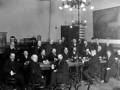 Leden van de Keizerlijke Technische Vereniging op een bijeenkomst ter gelegenheid van de 75e verjaardag van de fotografie, 1914 door Karl Karlovich Bulla